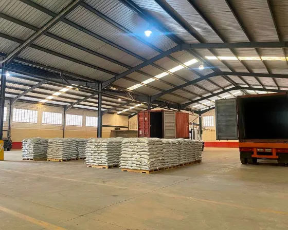 Almacén con producto listo para distribución
